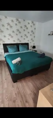 Un ou plusieurs lits dans un hébergement de l'établissement Auberge du manala chambre 4 personnes 24-24
