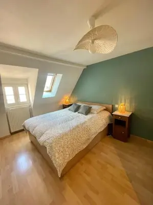 Un ou plusieurs lits dans un hébergement de l'établissement Appartement cosy au centre-ville avec garage