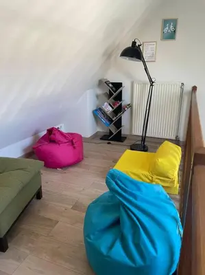 Coin salon dans l'établissement Appartement cosy au centre-ville avec garage