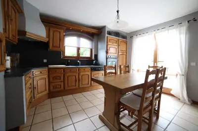 Cuisine ou kitchenette dans l'établissement HAVRE DE PAIX - Maison 3 étoiles - Piscine Privée - Europapark