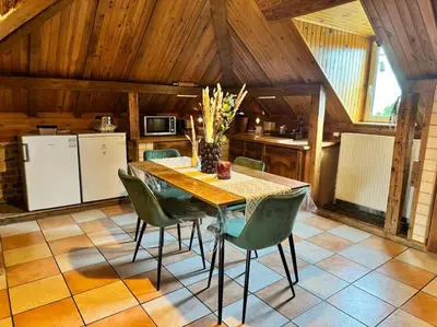 Cuisine ou kitchenette dans l'établissement Un Chalet dans la ville