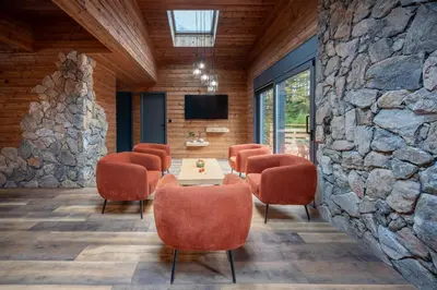 Coin salon dans l'établissement Chalet La Perle Verte, luxe, piscine, spa et sauna