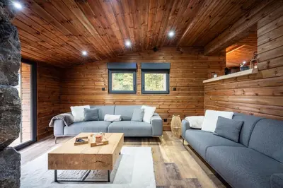 Coin salon dans l'établissement Chalet La Perle Verte, luxe, piscine, spa et sauna