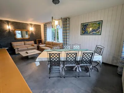 Coin salon dans l'établissement Gîte à Gérardmer : sauna, terrasse, proche lac et stations de ski - FR-1-589-669