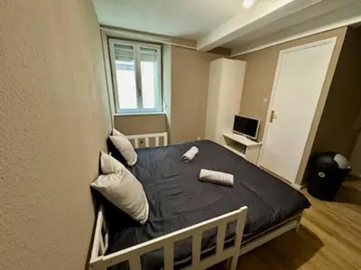 Un ou plusieurs lits dans un hébergement de l'établissement Appartement proche place de la réunion au calme