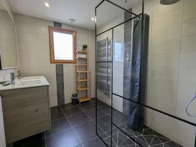 Salle de bains dans l'établissement Chalet cosy avec sauna et spa dans le Massif des Vosges - FR-1-589-672