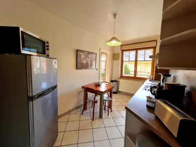 Cuisine ou kitchenette dans l'établissement Bel appart au centre avec terrasse et parking - FR-1-589-674
