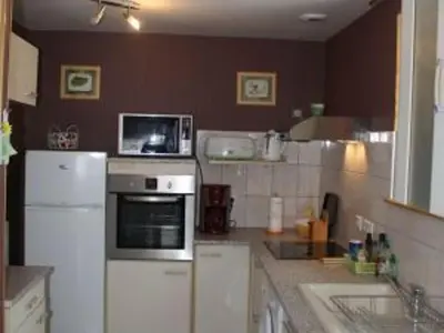 Cuisine ou kitchenette dans l'établissement Gîte confortable près de Gérardmer avec terrasse et accueil chaleureux - FR-1-589-676