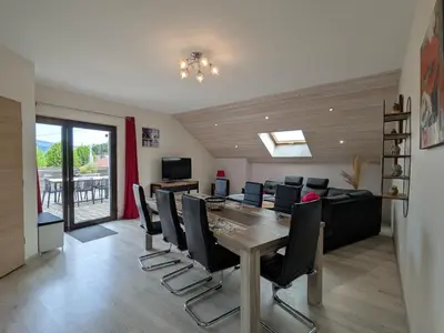 Télévision ou salle de divertissement dans l'établissement Appartement lumineux 3 chambres, terrasse, proche commerces et ski, avec WiFi - FR-1-589-677