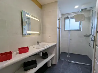 Plan de l'établissement Villa spacieuse avec spa et billard, WiFi, parking privé - FR-1-589-698
