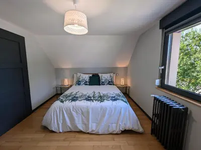 Un ou plusieurs lits dans un hébergement de l'établissement Gîte spacieux, confort moderne, jardin paisible - FR-1-589-695