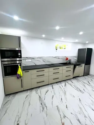 Cuisine ou kitchenette dans l'établissement La Marilyn by Leslodgespa - Confort haut de gamme, salle de bain privée, jardin et cuisine commune, à 5 minutes de l'aéroport