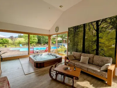 Piscine de l'établissement Chambre spacieuse avec balcon et accès piscine chauffée - FR-1-589-701 ou située à proximité