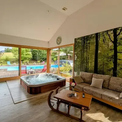 Chambre spacieuse avec balcon et accès piscine chauffée - FR-1-589-701