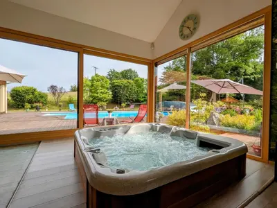 Piscine de l'établissement Chambre familiale avec piscine et SPA à Anould - FR-1-589-708 ou située à proximité