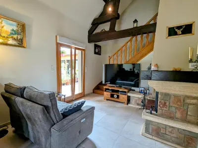 Coin salon dans l'établissement Chambre familiale avec piscine et SPA à Anould - FR-1-589-708