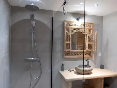 Salle de bains dans l'établissement Chambre Jonquille avec entrée privée et animaux admis - FR-1-589-718