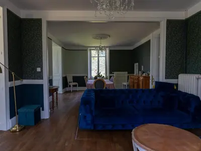 Coin salon dans l'établissement Chambre Gentiane - 2 Lits Doubles & Sauna, Idéale Famille - FR-1-589-747