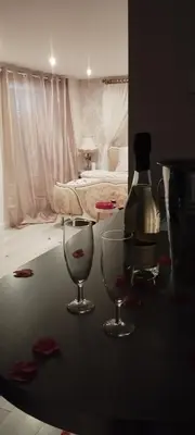 Boissons dans l'établissement Love room avec spa privatif