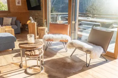 Coin salon dans l'établissement Chalet La Tanière, luxe avec vue imprenable sur le lac