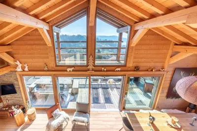 Balcon ou terrasse dans l'établissement Chalet La Tanière, luxe avec vue imprenable sur le lac