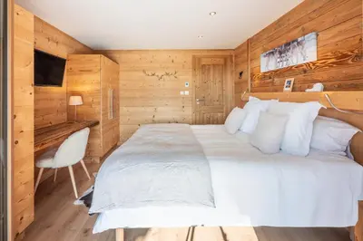 Un ou plusieurs lits dans un hébergement de l'établissement Chalet La Tanière, luxe avec vue imprenable sur le lac