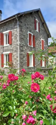Jardin de l'établissement Nouveau loft à moins de 100m du lac classé 2 étoiles