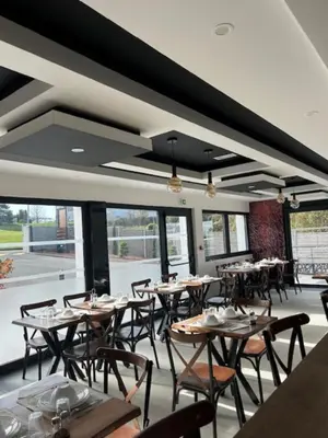 Restaurant ou autre lieu de restauration dans l'établissement Val Hôtel Montbéliard Sud