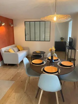 Un ou plusieurs lits dans un hébergement de l'établissement Studio avec jardin Centre ville