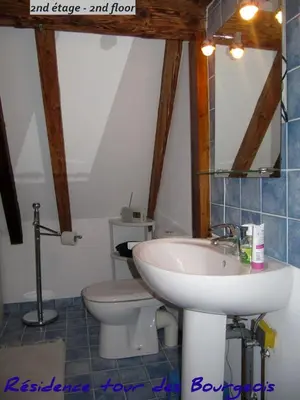 Salle de bains dans l'établissement Plein Sud vue sur les Vosges et le vignoble