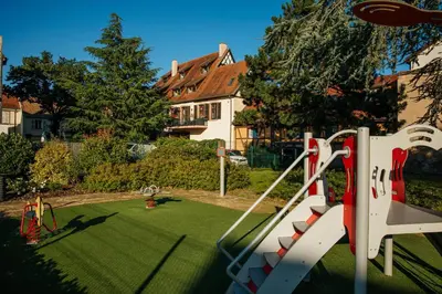 Aire de jeux pour enfants de l'établissement La Cure grand appartement familial 3 chambres avec terrasse et parking à 10 minutes de Colmar