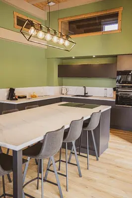 Cuisine ou kitchenette dans l'établissement La Flânerie, spacieux loft au calme avec jacuzzi
