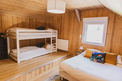 Un ou plusieurs lits dans un hébergement de l'établissement La Flânerie, spacieux loft au calme avec jacuzzi