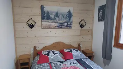 Un ou plusieurs lits dans un hébergement de l'établissement Joli appartement T2, la clairière du lac, rez de jardin, terrasse fermée, parking