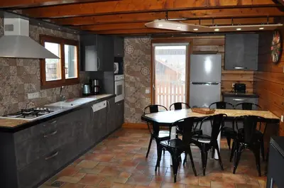 Cuisine ou kitchenette dans l'établissement Chalet Ecrin équipé pour Personne à Mobilité Réduite, Belle vue lac, Sauna et Wifi