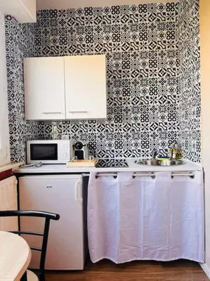 Cuisine ou kitchenette dans l'établissement Cosy City