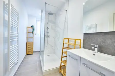 Salle de bains dans l'établissement BE-4D - Joli 3 pièces tout équipé pour 1-4 pers au 4ème étage au centre de Mulhouse