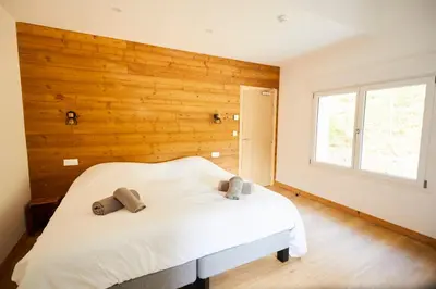 Un ou plusieurs lits dans un hébergement de l'établissement chalet la forgerie Piscine Jacuzzi Cinéma