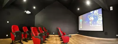 Télévision ou salle de divertissement dans l'établissement chalet la forgerie Piscine Jacuzzi Cinéma