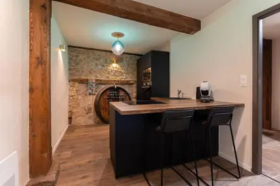 Cuisine ou kitchenette dans l'établissement Zellenberg - Les Amandiers - Spa & Sauna