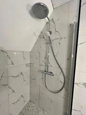 Salle de bains dans l'établissement Au théâtre