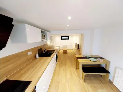 Cuisine ou kitchenette dans l'établissement L'underground - parking - jardin