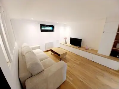 Télévision ou salle de divertissement dans l'établissement L'underground - parking - jardin