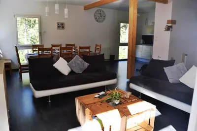 Coin salon dans l'établissement Chalet Au Cottage des Lynx