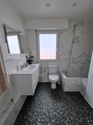 Salle de bains dans l'établissement Charmante maison familiale