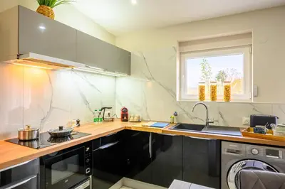 Cuisine ou kitchenette dans l'établissement Le Charles 1