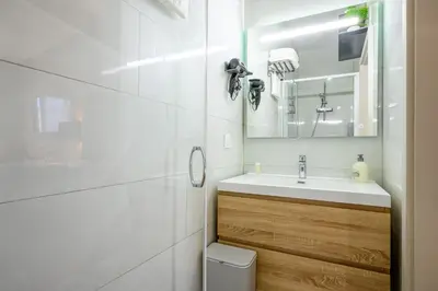 Salle de bains dans l'établissement Le Charles 1
