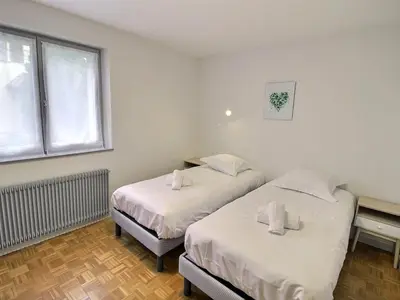 Un ou plusieurs lits dans un hébergement de l'établissement Maison spacieuse à Colmar, 5 chambres, terrasse, WiFi, parking gratuit - FR-1-722-12