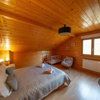 Un ou plusieurs lits dans un hébergement de l'établissement Chalet Lipa - Confort et Sauna au cœur des Vosges