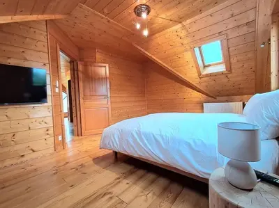 Un ou plusieurs lits dans un hébergement de l'établissement Domaine la Clairière Le Chêne Grande maison avec Sauna Terrasse Brasero et baby-foot